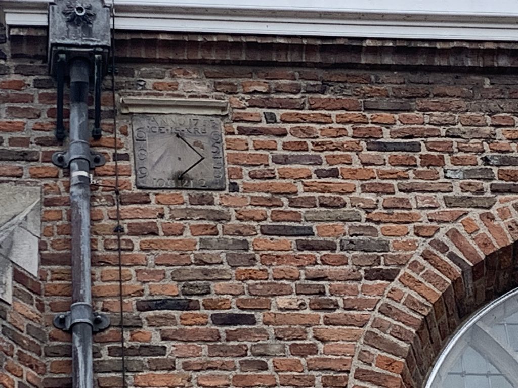 De zonnewijzer aan de Sint Joriskerk te Bredevoort (Foto: Jos Wessels)