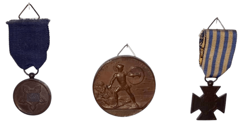 De onderscheidingen van Tonij Stapelkamp: de Citadelmedaille en de later uitgereikte (grote) medaille-op-naam vanwege de Commissie van Erkentenis, rechts het Bronzen Kruis van de Tiendaagse Veldtocht