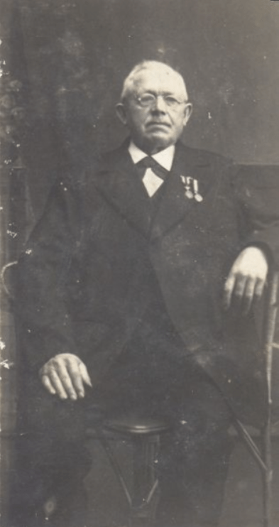 Gerrit Heersink (1846-1920) te Aalten. Hij draagt hier het 'lintje', hem in 1912 verleend wegens zijn 40-jarig dienstjubileum als veldwachter