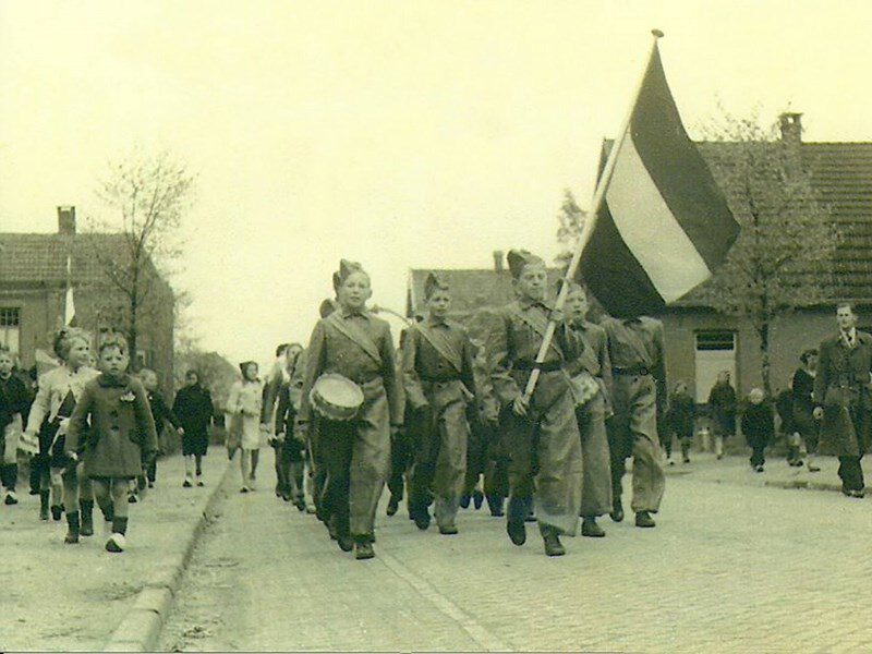Liberation parade Stationsstraat Aalten, 1945