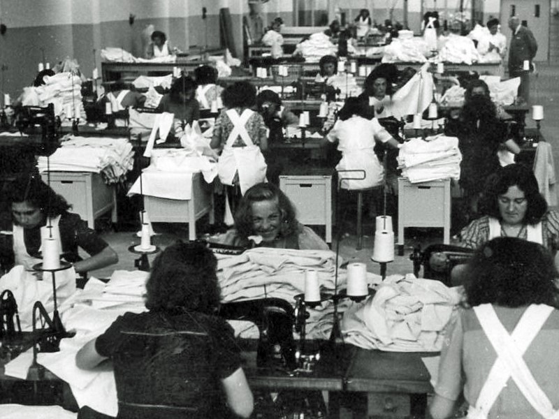 Meisjes aan het werk bij Driessen, Hofstraat, Aalten