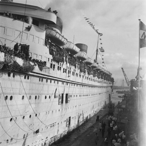 Aankomst van de Nieuw Amsterdam in Rotterdam (1946)