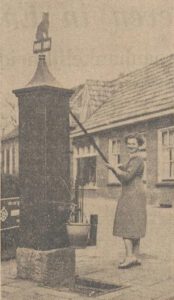 Mevr. Vieberink-Bennink bij de pomp op de Kattenberg