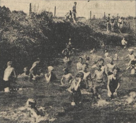 Zwembadoorlog in Aalten - De Volkskrant, 08-07-1957