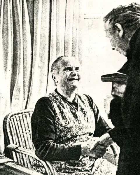 Ook moeder Smees moest vele handen drukken en gelukwensen ontvangen.