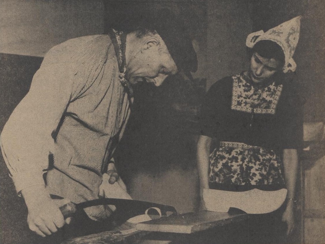 Klompenmaker Houwer, Bredevoort - Nieuwe Winterswijksche Courant, 03-01-1968