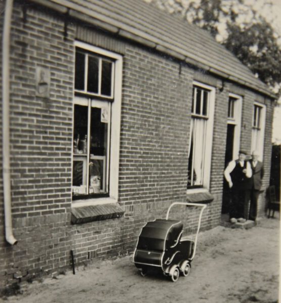 Beerninkweg 16, Dale - (foto via J. Oberink, 'Oude huis, met winkel links, opa en oom Johan')