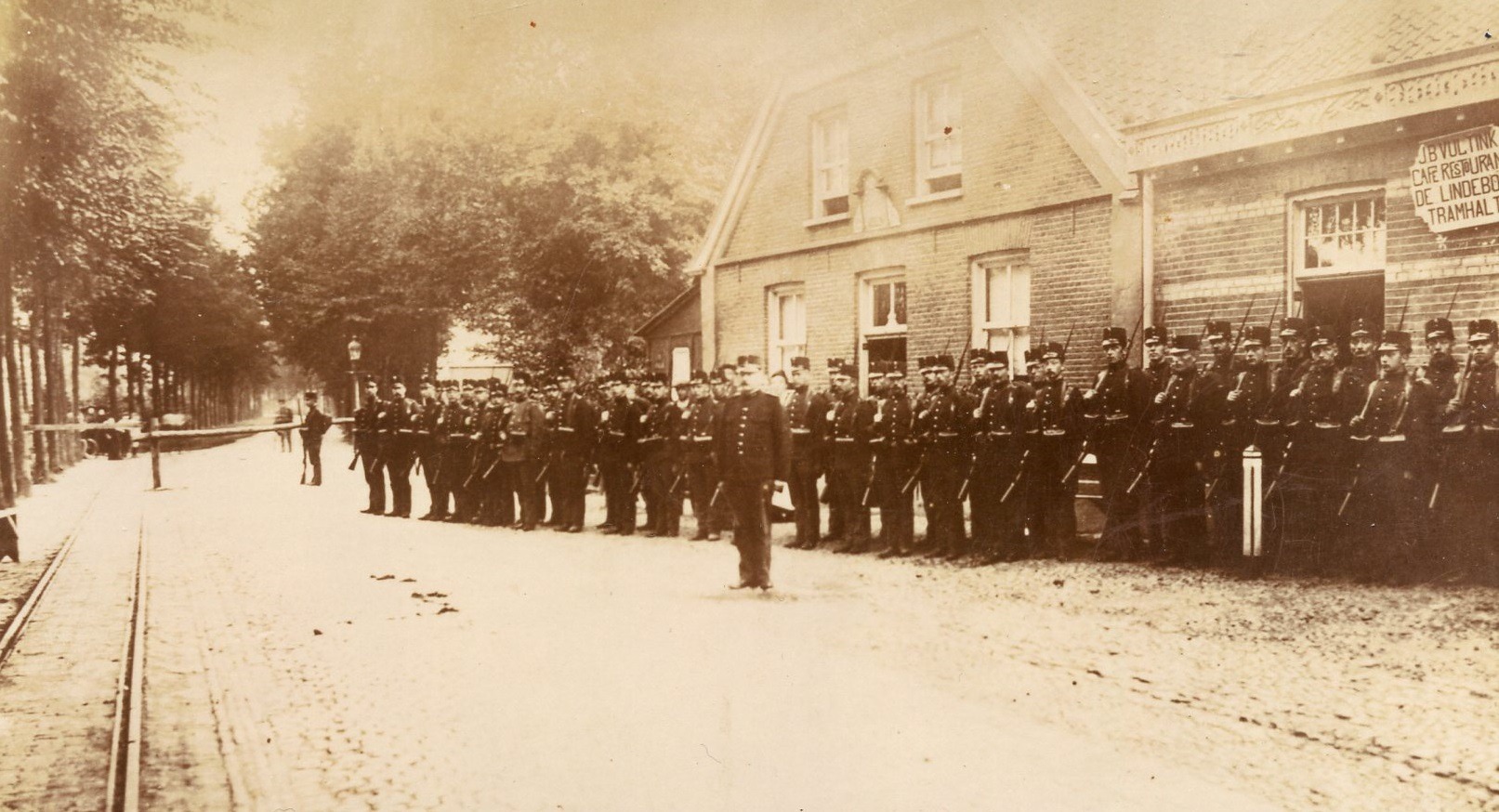 J.B. Vultink, café-restaurant 'De Lindeboom', Tramhalte, met grenswacht