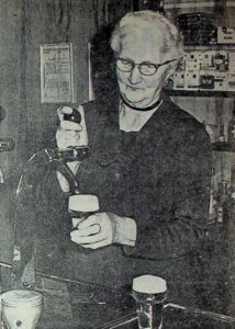 De bijna 80-jarige Marie Leuven-Kamps, nog steeds actief achter de tap