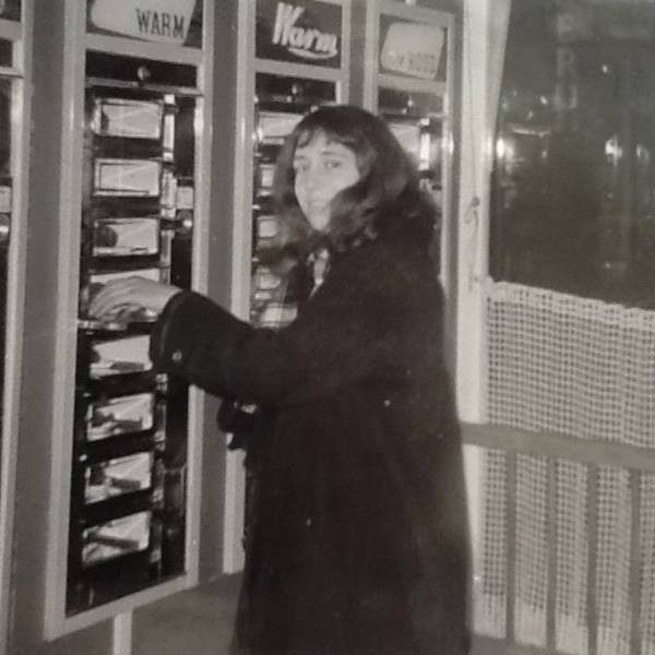 Diny Wassink bij automatiek Stegers, Aalten