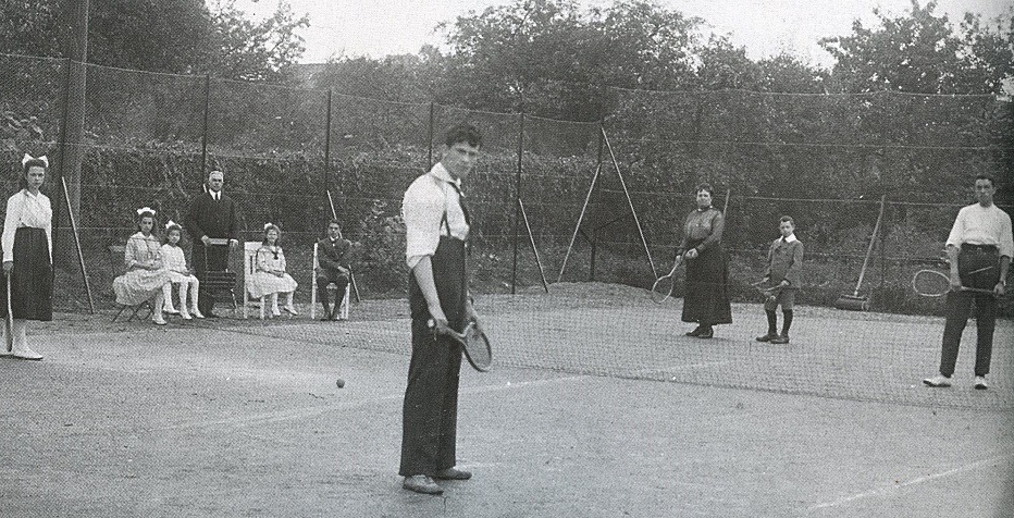 The Driessen family at the tennis court behind the Beukenhof (1920)