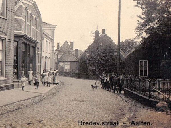 Haartsestraat 8, geheel rechts (begin 19e eeuw)