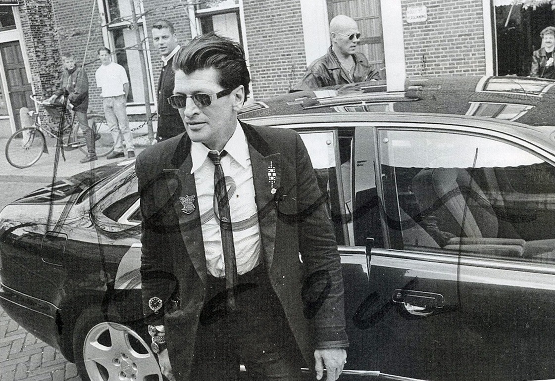 Herman Brood arriveert voor een optreden bij Schiller in Aalten