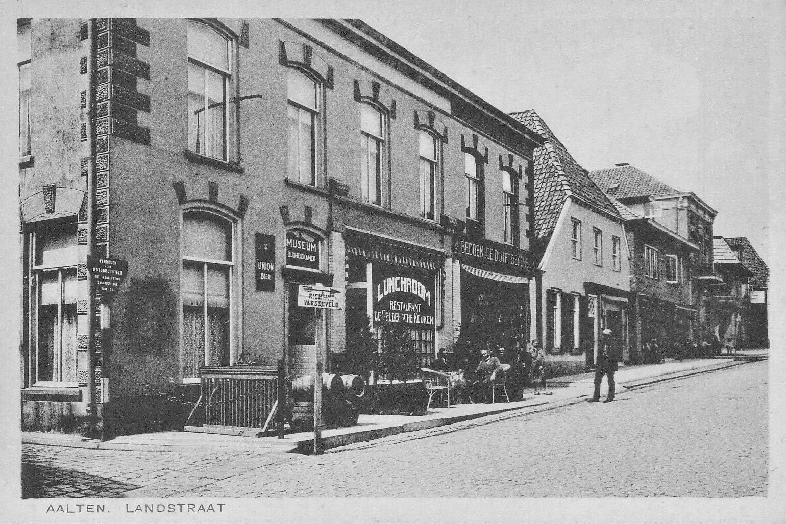 Museum 'Oudheidkamer', lunchroom 'De Geldersche Keuken' en beddenzaak 'De Duif'