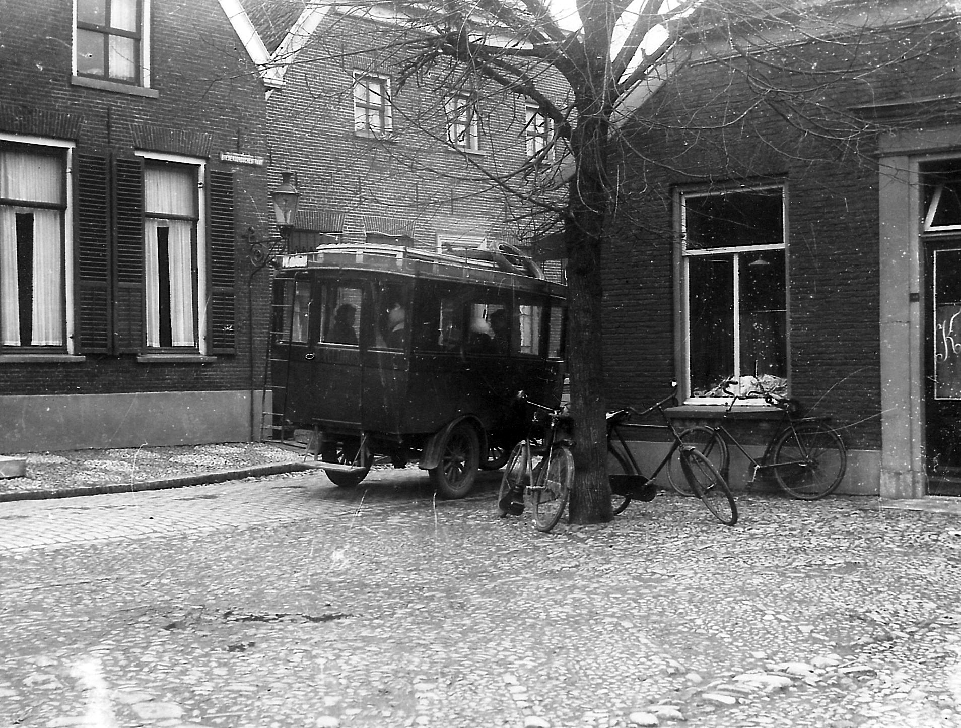 Markt 10, Aalten - met bus van Veldhuis