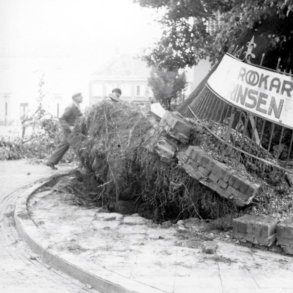 Markt 2, Aalten (Tante Mina) - Stormschade, 1952
