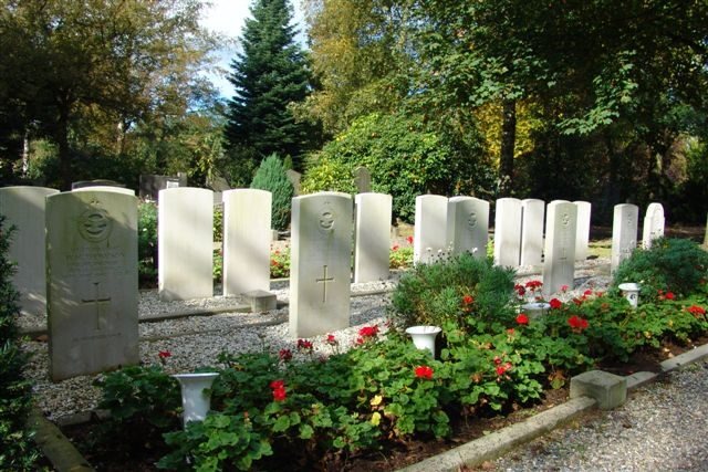 Oorlogsgraven Berkenhove Aalten - foto Hermann Hinsenveld