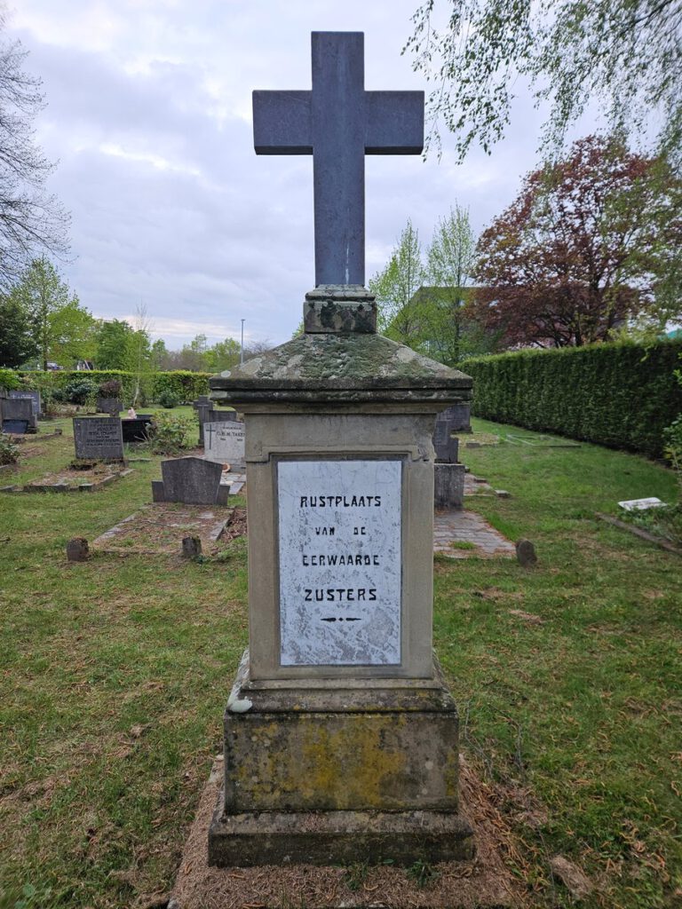Oude RK begraafplaats Piet Heinstraat, Aalten – Zusters St. Elisabethklooster