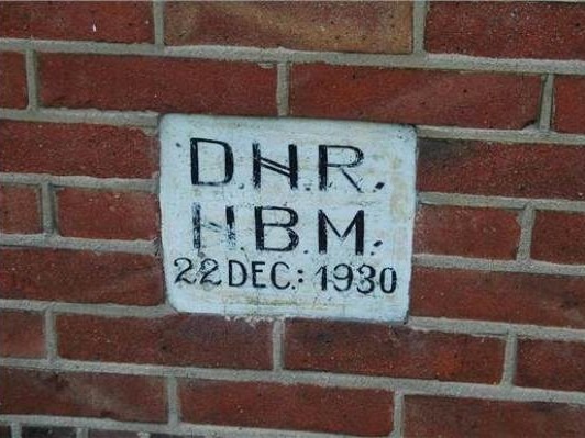 Initialen van Derk Hendrik Rensink en Hermina Berendina Migchelbrink