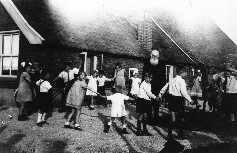 Hondorpweg 2, Heurne (Ongena) - Hendrik Willem Ebbers (1872-1952), temidden van zijn kleinkinderen