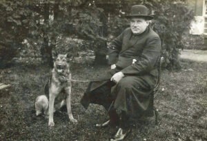 Pastoor van Rooijen met hond