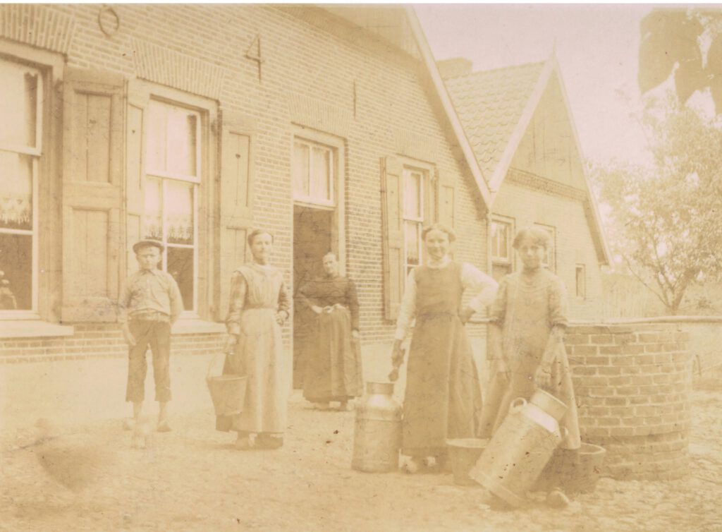 't (Kleine) Bokkel, Barlo - In de deuropening Naatje te Paske-Geessink, met links haar zoon, dochters Janna en Mina en de dienstmeid.