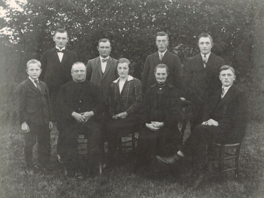 Fam. Hoftijzer - boven v.l.n.r. Hendrik Willem, Jan Willem, Arnold Christiaan, Gerard Willem, onder Bertram, Bertram Korts, Anna, Johanna Jacoba Pennings, Johannes