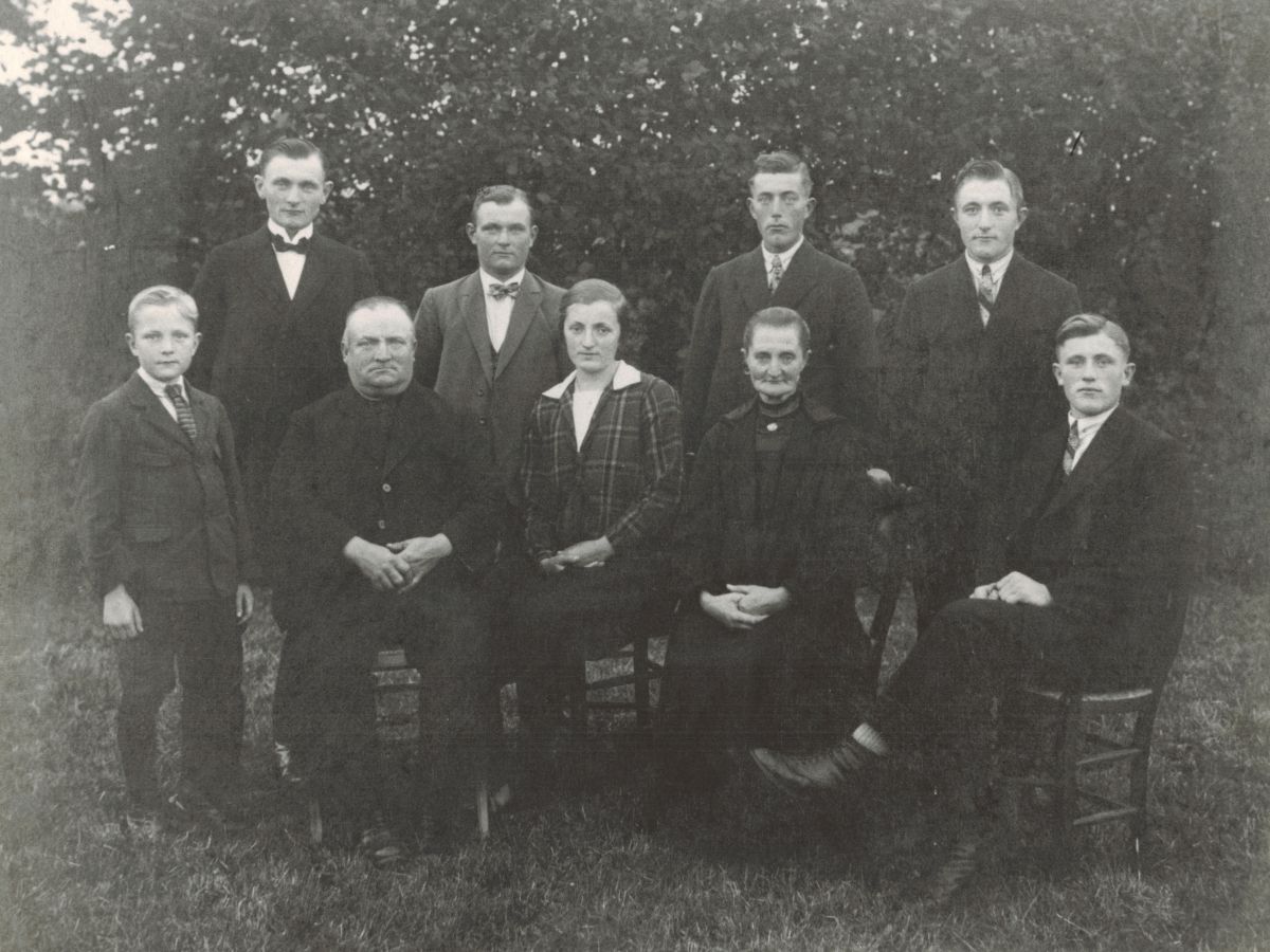 Fam. Hoftijzer - boven v.l.n.r. Hendrik Willem, Jan Willem, Arnold Christiaan, Gerard Willem, onder Bertram, Bertram Korts, Anna, Johanna Jacoba Pennings, Johannes