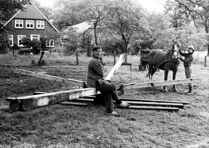 Lichtenvoordsestraatweg 72-74, Barlo (Bokkelder Brasse) - Henk te Paske met dochter Jozien, ca. 1978-1979