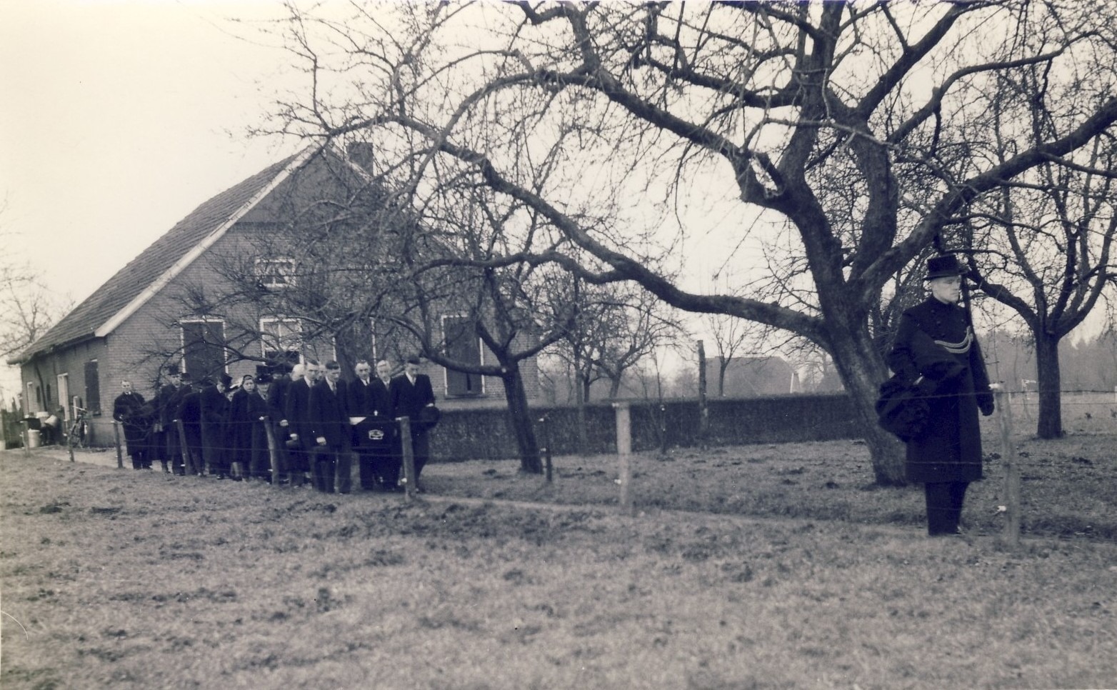 Begrafenis Gerhard Aalbers vanaf 't Slat, IJzerlo, 30 december 1954