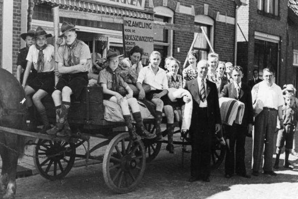 Aalten, juni 1940 - Padvinders helpen bij inzameling
