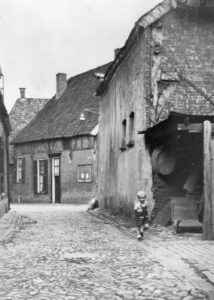 Vanuit de Muizenstraat kijk je de Boterstraat in, met kind van bakker Te Boveldt (opslag van Ivo Bruijel rechts)