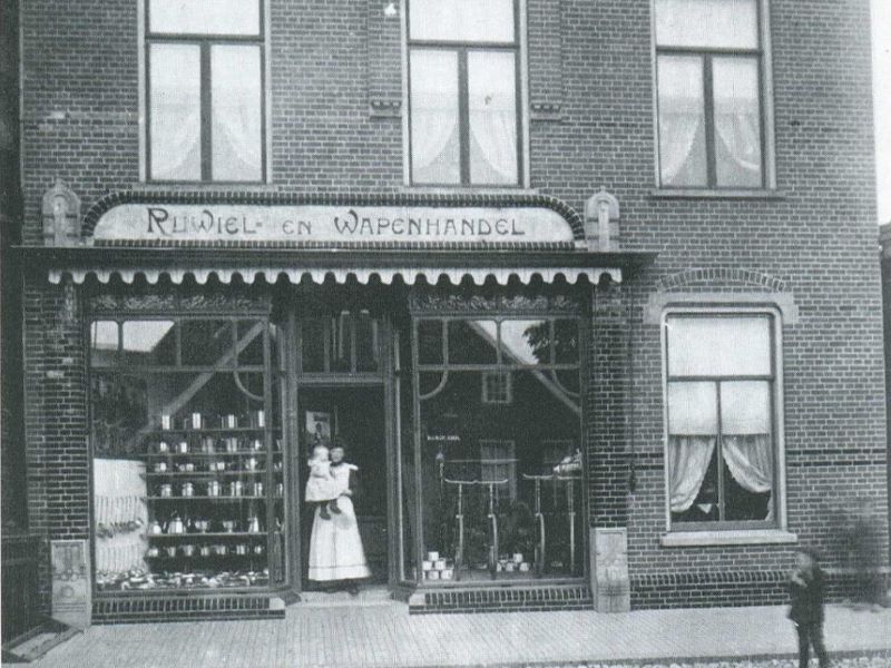 Rijwiel & Wapenhandel D.J. Buesink, Bredevoortsestraatweg 9, Aalten