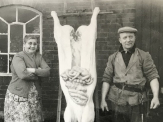 Drika Wijnveen-Stapelkamp en huisslachter Bertus ter Maat