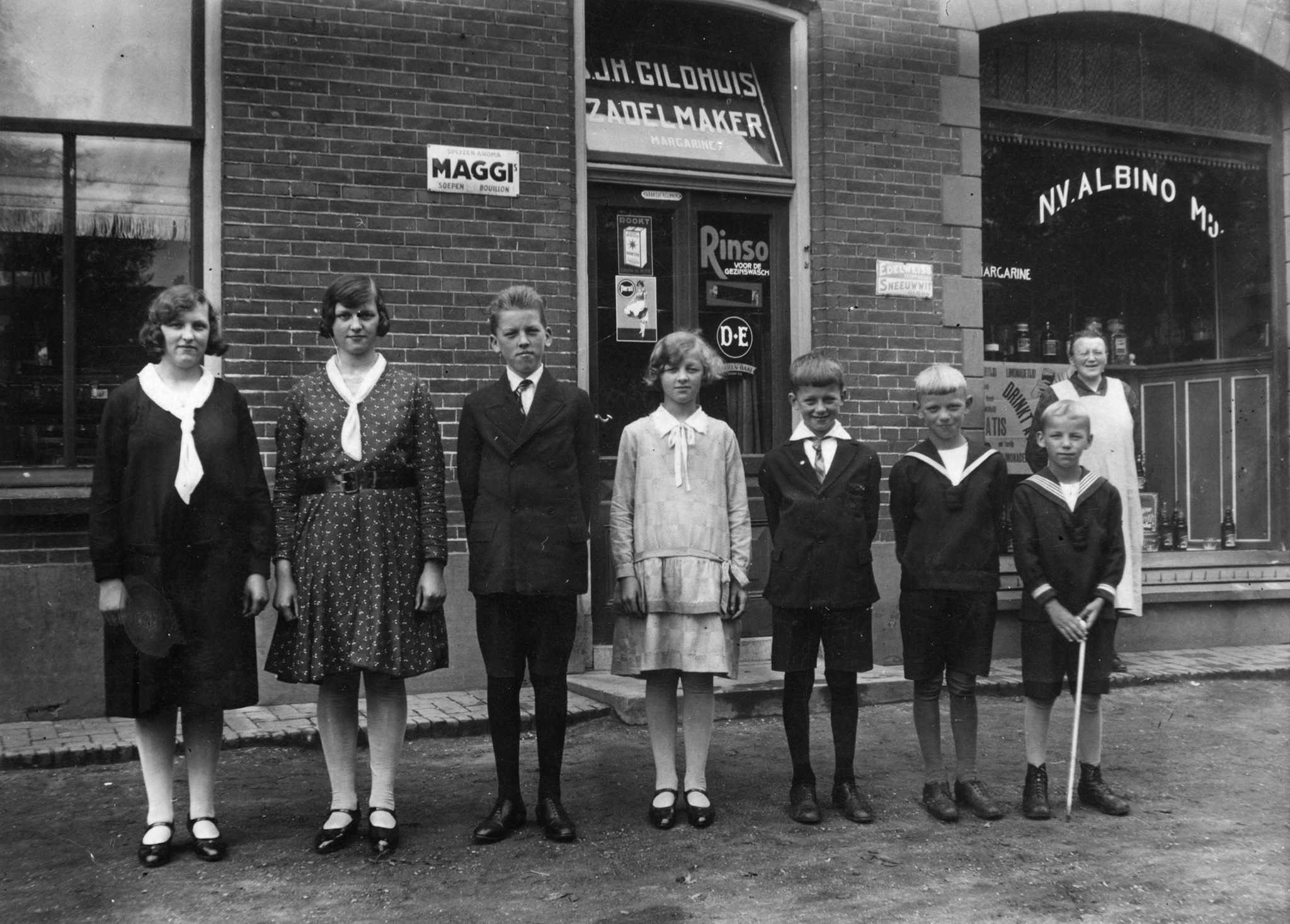 De familie Gildhuis: Joke, Willemien, Jozef, Marietje (zus), Bernard, Antoon, Theo en oma