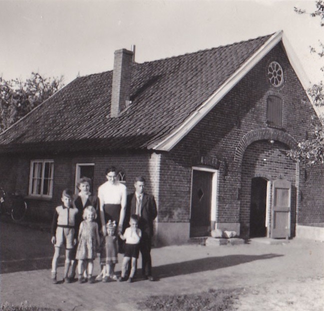 Slingelaan 33a, Aalten - Fam. Wevers voor hun huis