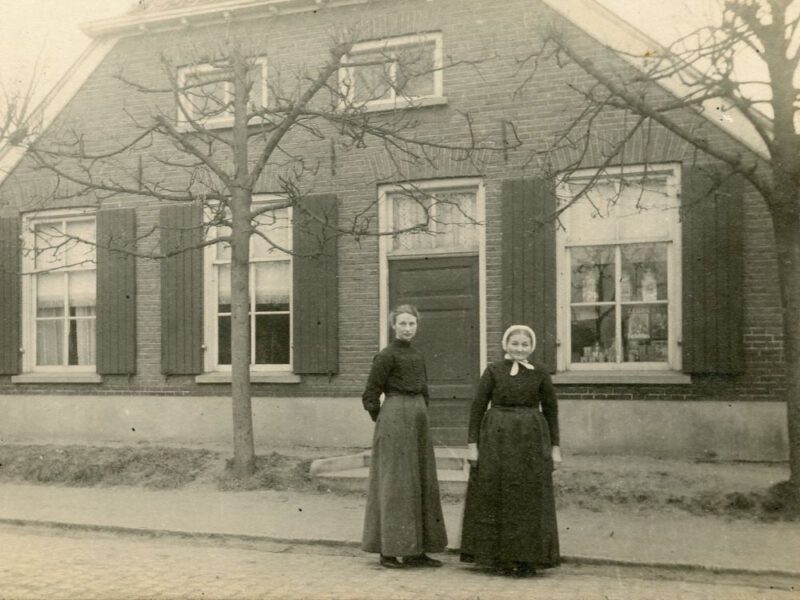 Stationsstraat 30, Aalten (Mevr. Kempink en dochter Dora)