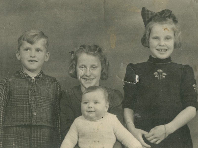 Aron Jedwab met Dick, Jannie en Ina Wikkerink (1943)