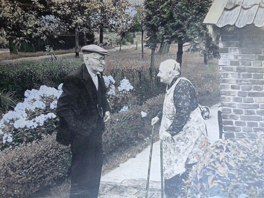 'Opa en oma Schenk' met op de achtergrond 'het Dieksken' zoals ze dat noemden (foto aangeleverd door J. Oonk)