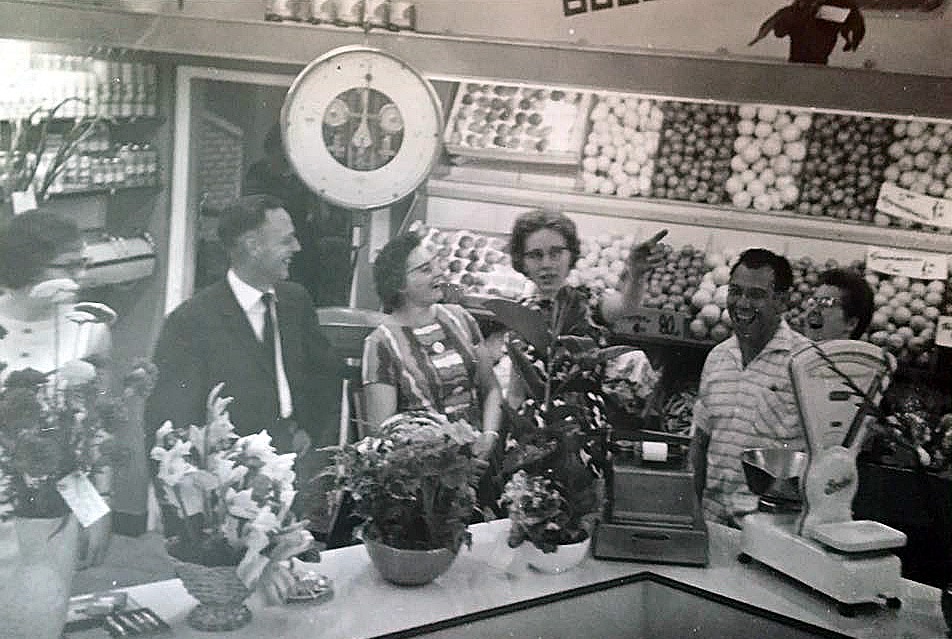 Kerkstraat 5, Aalten (Graven), 1965, opening nieuwe winkel