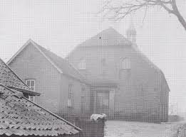 Het kerkgebouw van Kerk A gezien van de achterkant met consistorie.