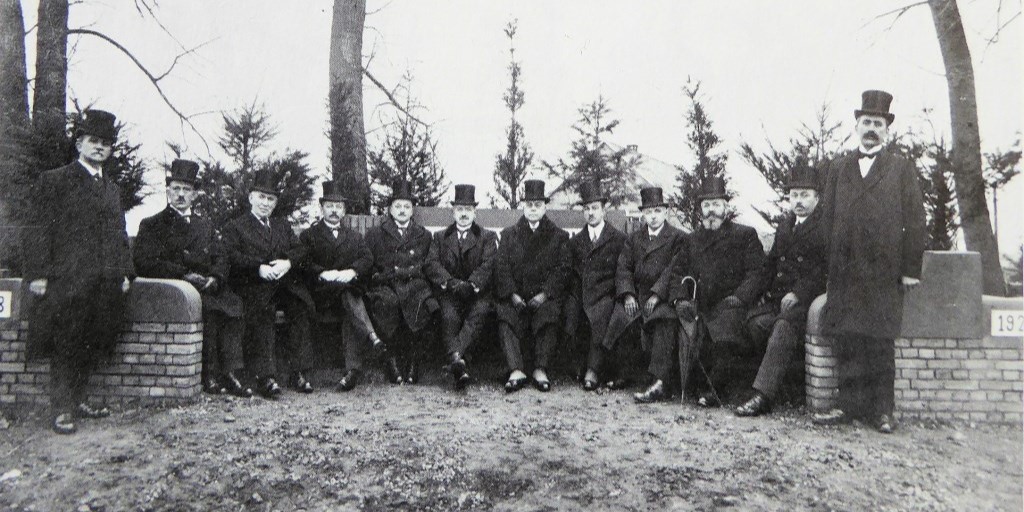 Het bestuur van Aaltens Belang bij de onthulling van de bank