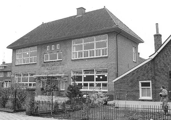 Breukelaarschool met Piet Heinstraat 2