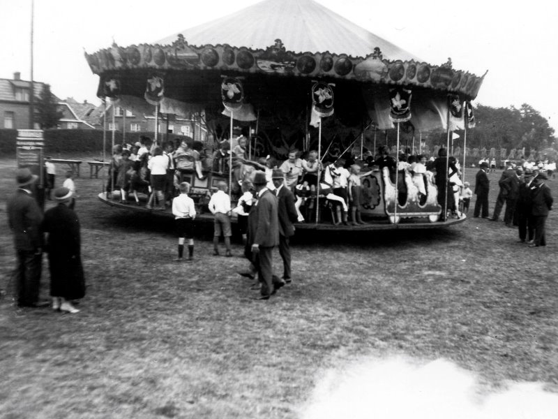 Draaimolen kermis Aalten Feestgebouw