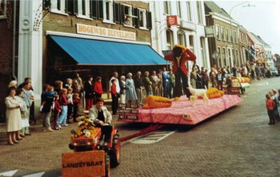Optocht Volksfeest, hoek Markt-Landstraat, jaren 1970