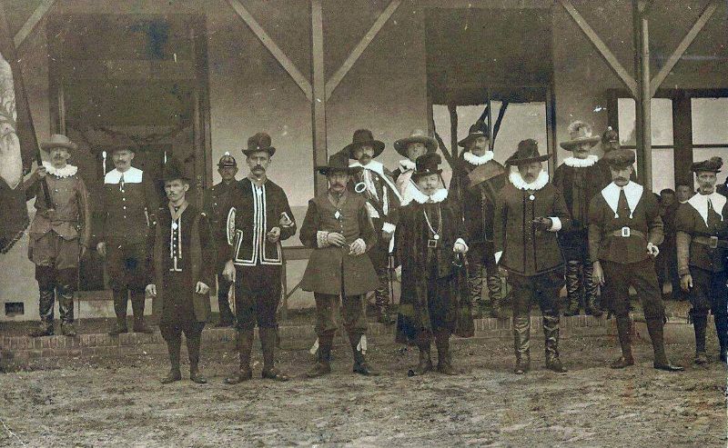Aaltense Schutterij voor het Feestgebouw