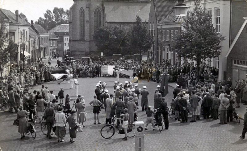 Schuttersvereniging St. Helena, vendelzwaaien op de Markt in Aalten