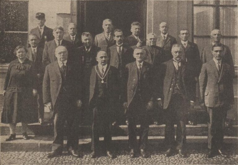 Gemeentebestuur Aalten - Zutphensche Courant, 08-10-1927