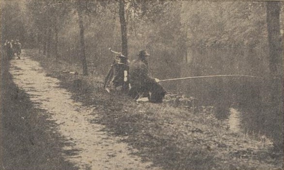 De oude stadsgracht te Bredevoort. Steeds een geliefkoosd plekje voor wandelaars en vissers.