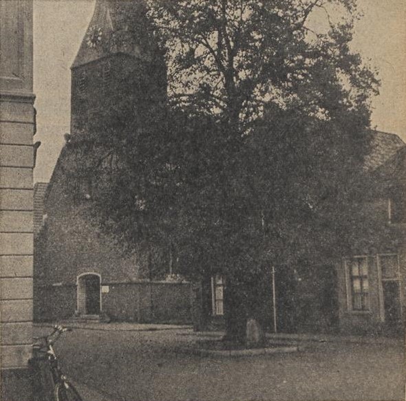 De markt te Bredevoort met de Ned. Herv. Kerk waarvoor Koningin Juliana onlangs een bedrag van ƒ 500,— schonk ten behoeve van het restauratiefonds.